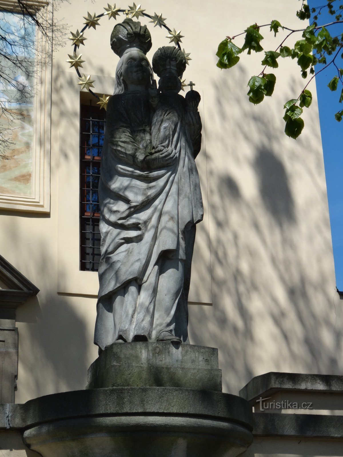 estatua de la Virgen María - Reina del Cielo