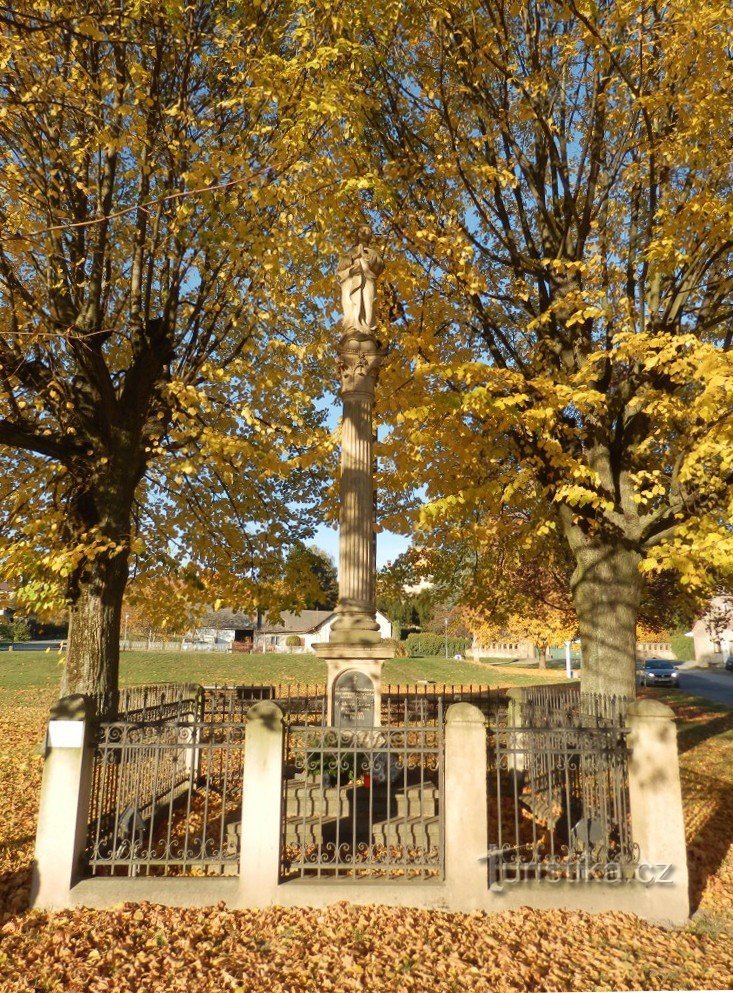 Estatua de la Virgen María en una columna