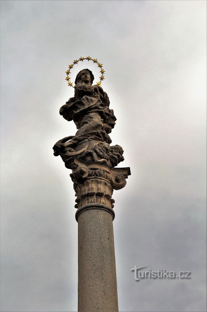 O statuie a Fecioarei Maria în vârful unei coloane