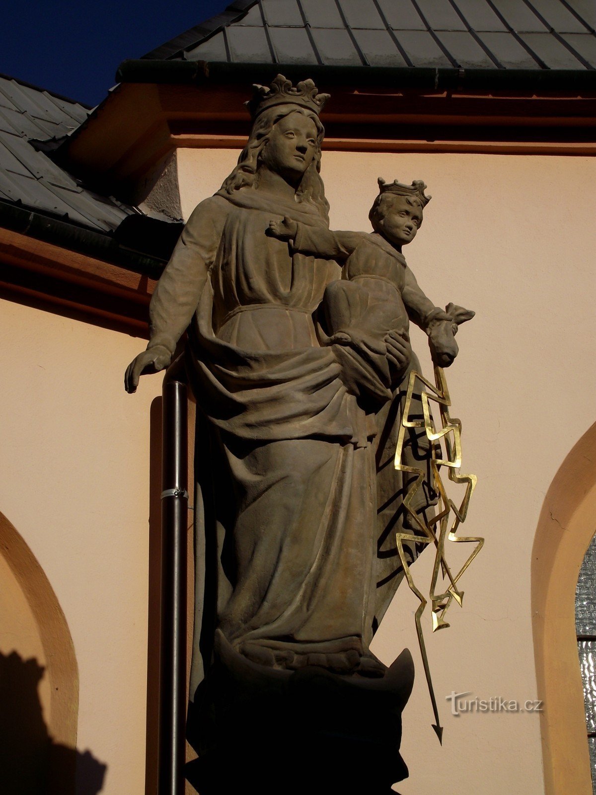 standbeeld van de Maagd Maria voor de kapel