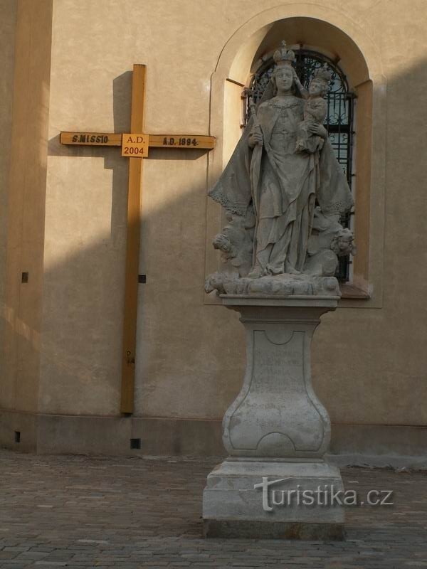 Statuia Fecioarei Maria în fața bisericii