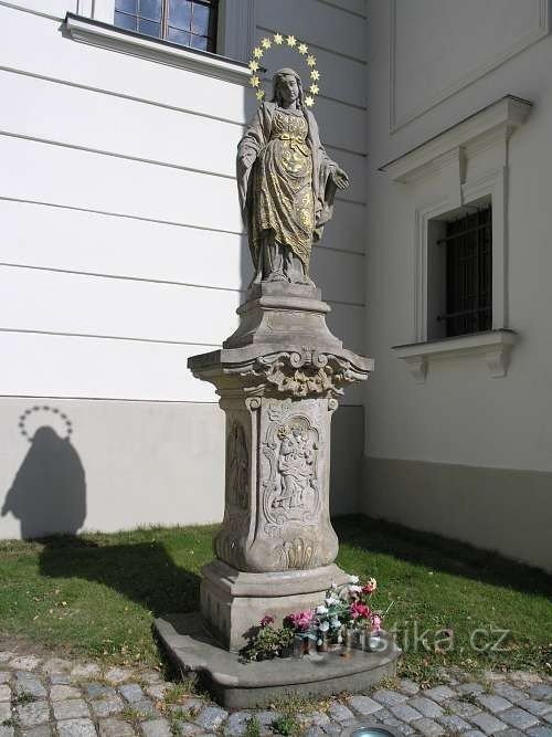 Estatua de la Virgen María frente a la Iglesia de Santa Ana