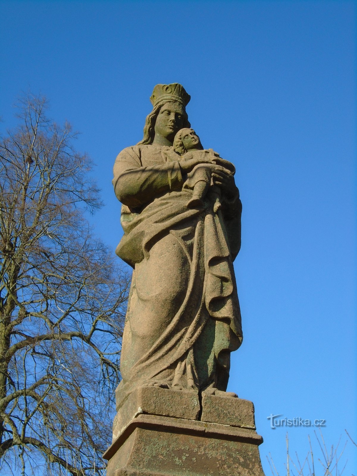 Beeld van de Maagd Maria met het kindje Jezus in Končiná (Slatina nad Úpou)