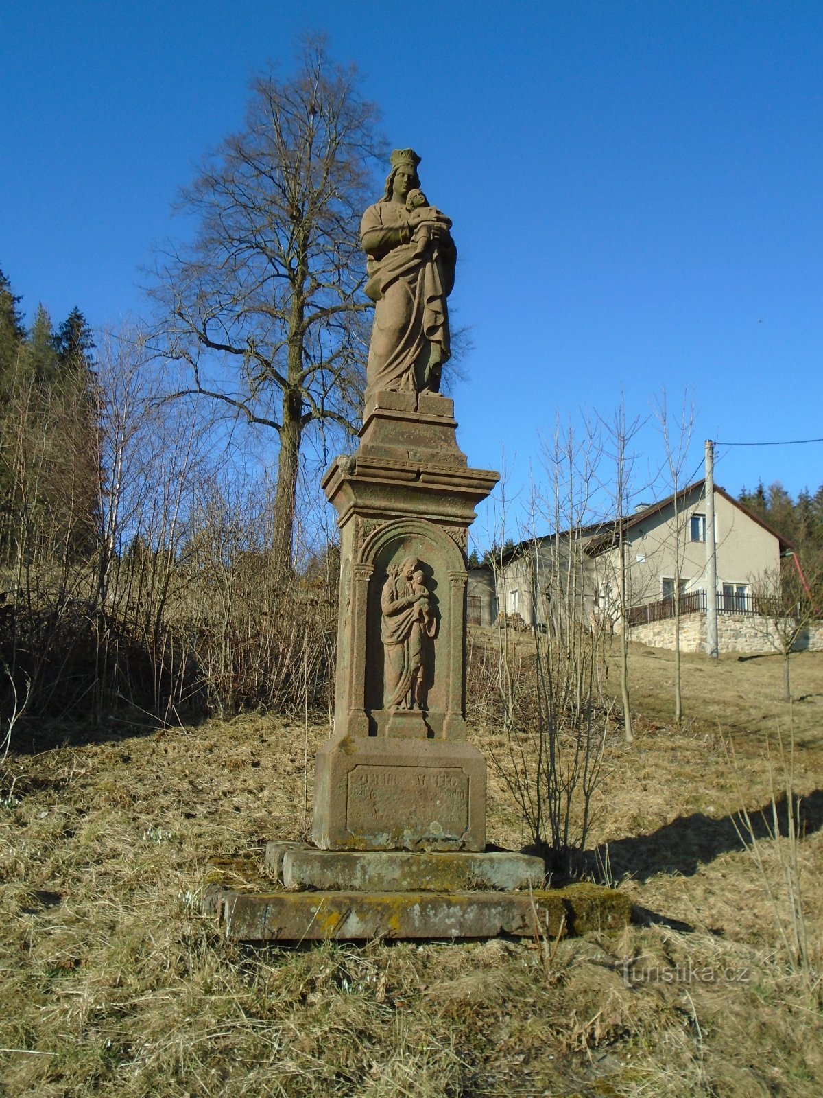 Beeld van de Maagd Maria met het kindje Jezus in Končiná (Slatina nad Úpou)