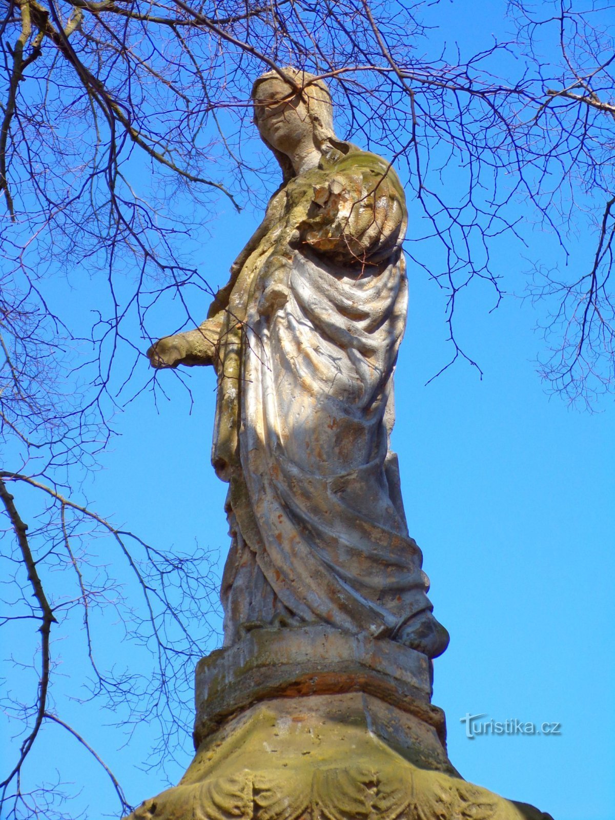 Standbeeld van de Maagd Maria met het kindje Jezus in Pukleny (Hradec Králové, 27.2.2022/XNUMX/XNUMX)