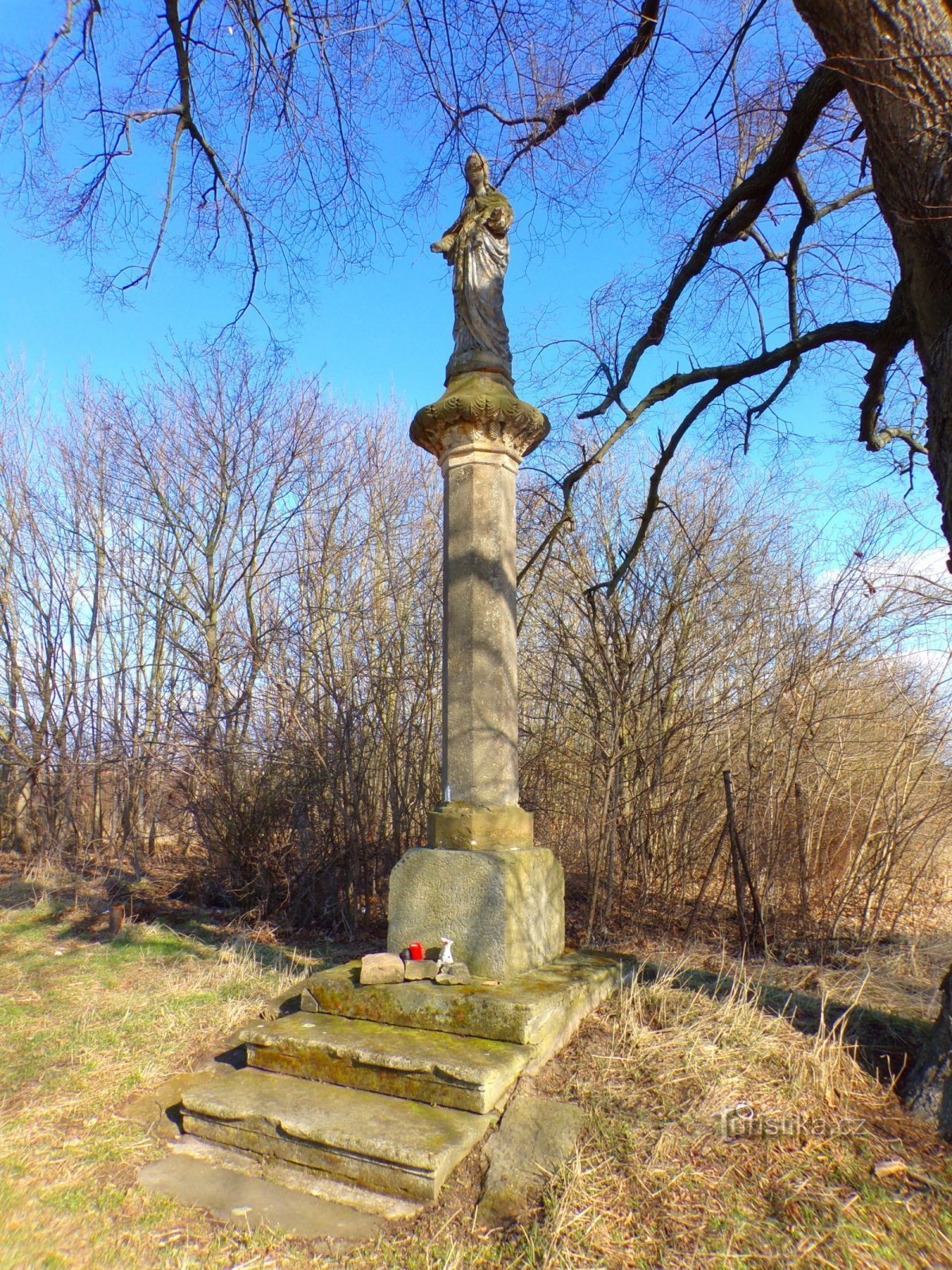 Standbeeld van de Maagd Maria met het kindje Jezus in Pukleny (Hradec Králové, 27.2.2022/XNUMX/XNUMX)