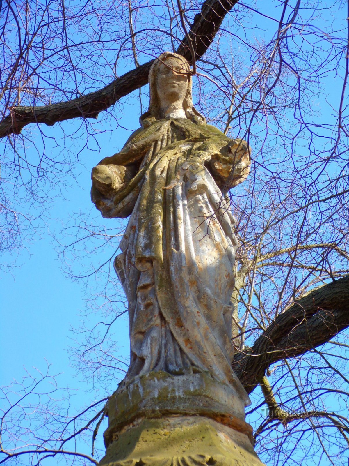 Standbeeld van de Maagd Maria met het kindje Jezus in Pukleny (Hradec Králové, 27.2.2022/XNUMX/XNUMX)