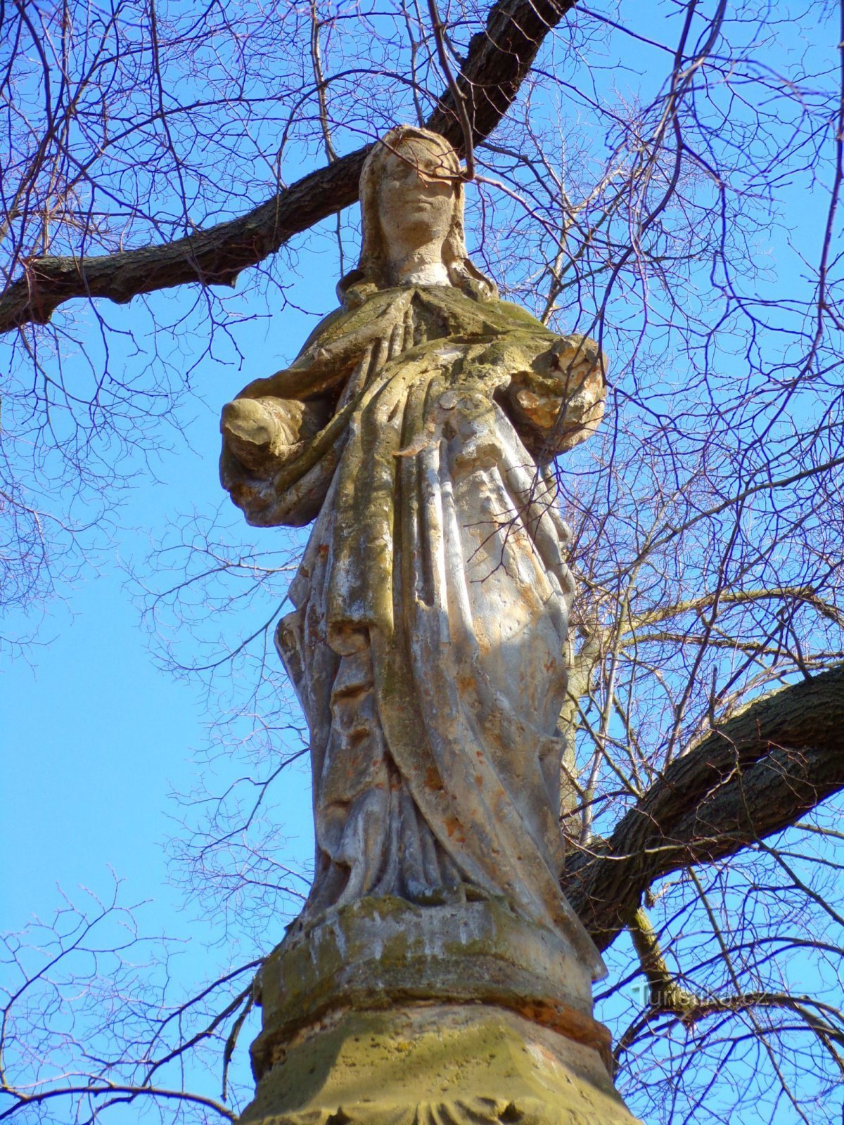 Statue der Jungfrau Maria mit dem Jesuskind in Pukleny (Hradec Králové, 27.2.2022)