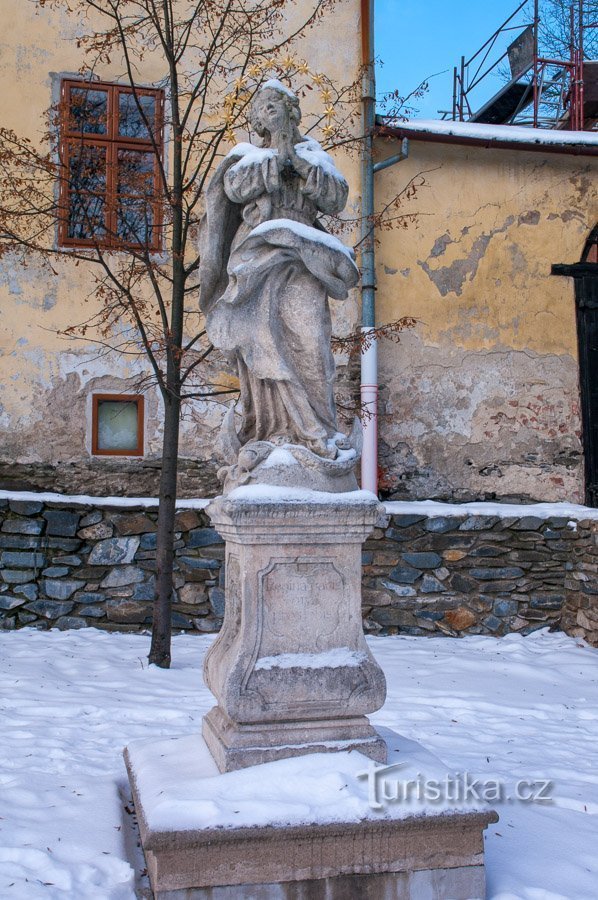 Estatua de la Virgen María en la rectoría