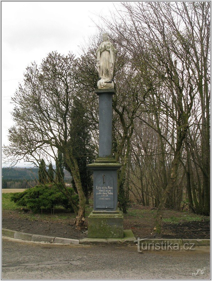 Standbeeld van de Maagd Maria in Polomi