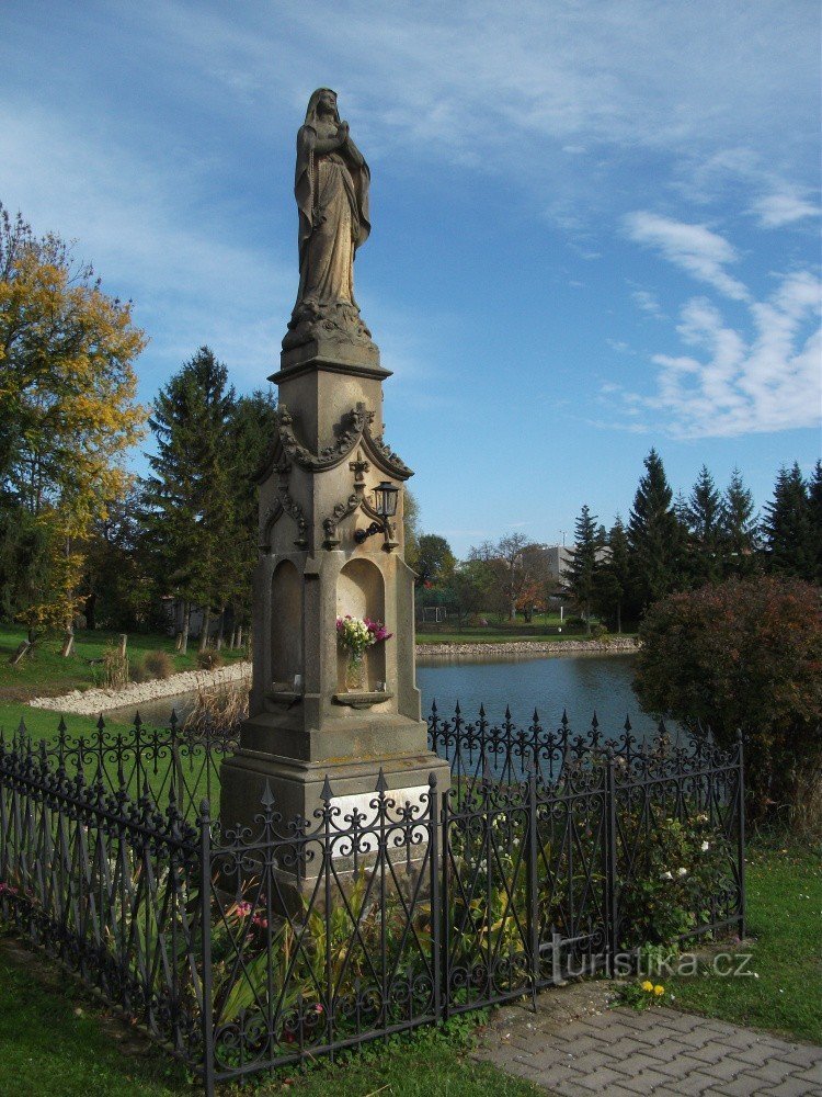 Estatua de la Virgen María en Vinary