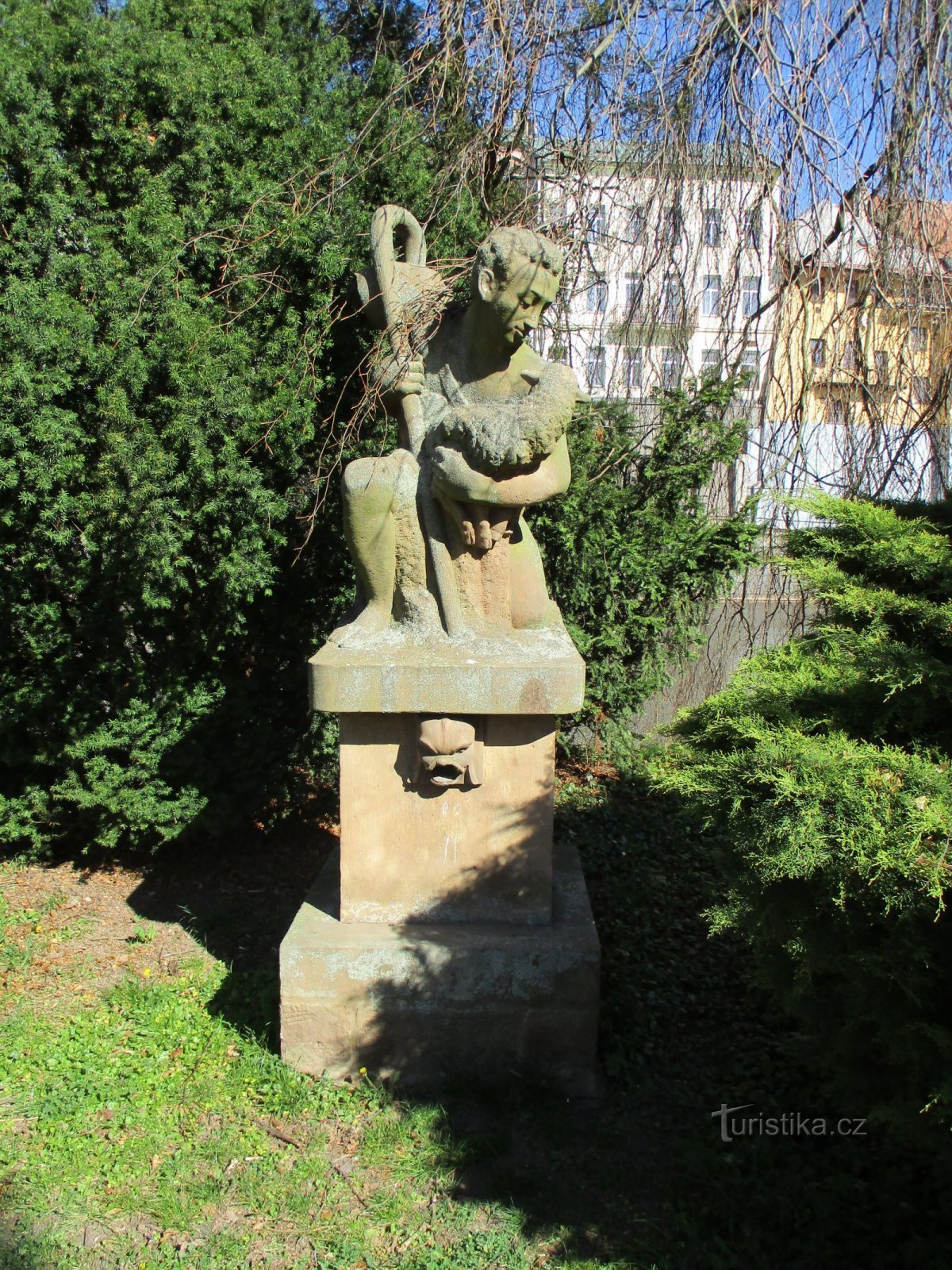Paimenen patsas Masaryk Gardensissa (Jaroměř, 22.4.2020)