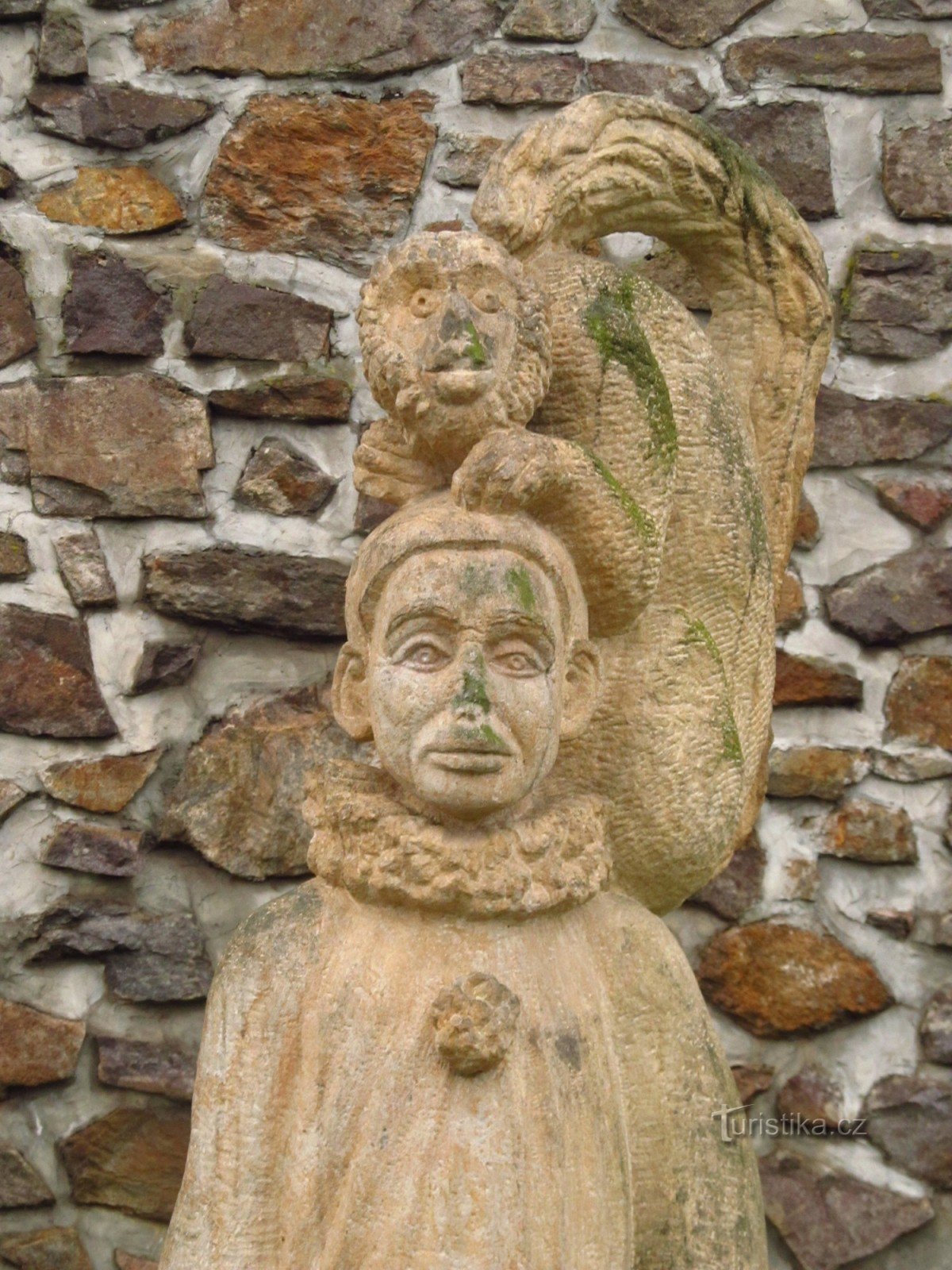 Statue von Peirot in Kadan an den Wänden von Jitka Křivancová