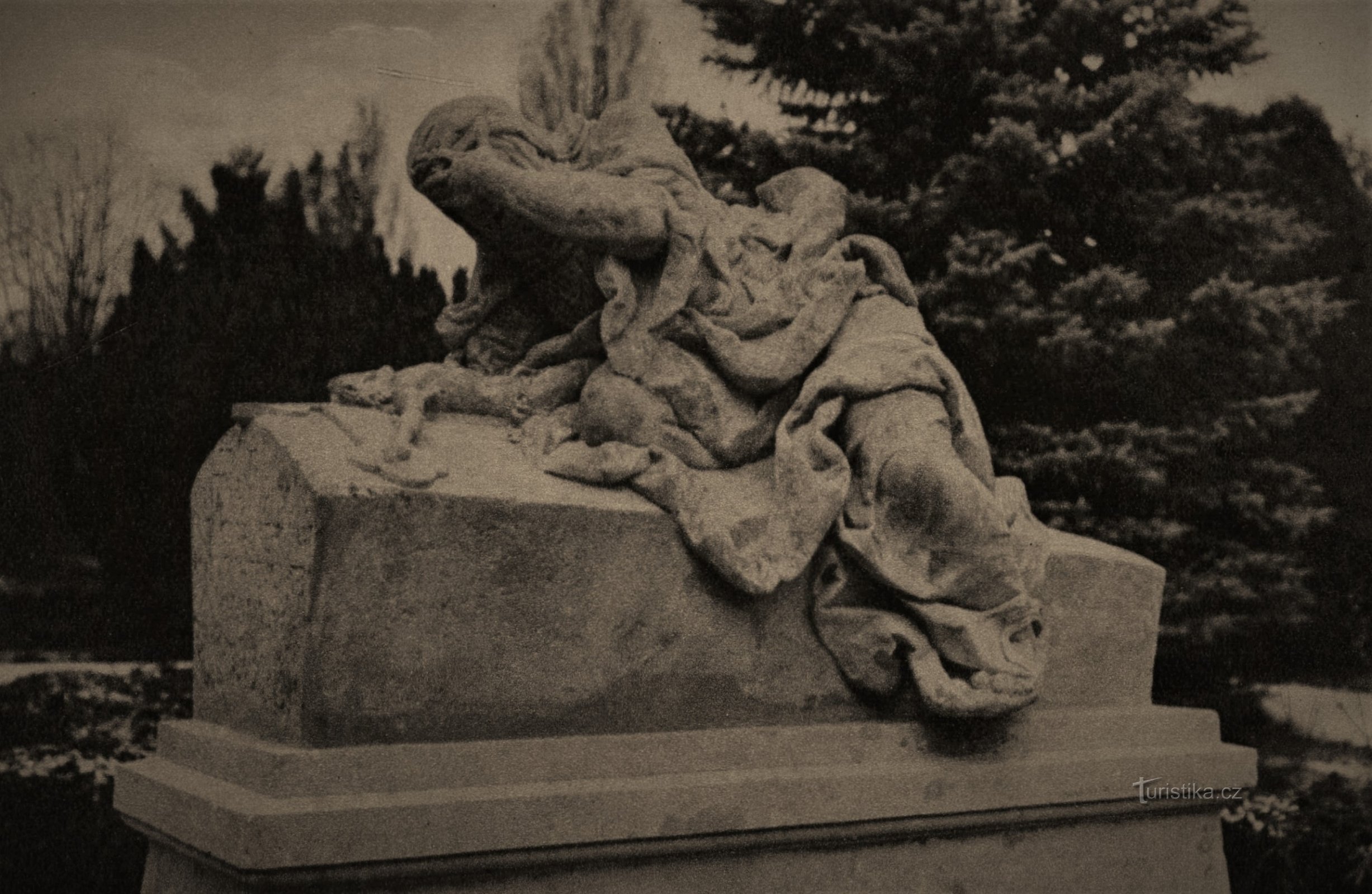 Άγαλμα "Crying Women" (Jaroměř, 1924/XNUMX/XNUMX)