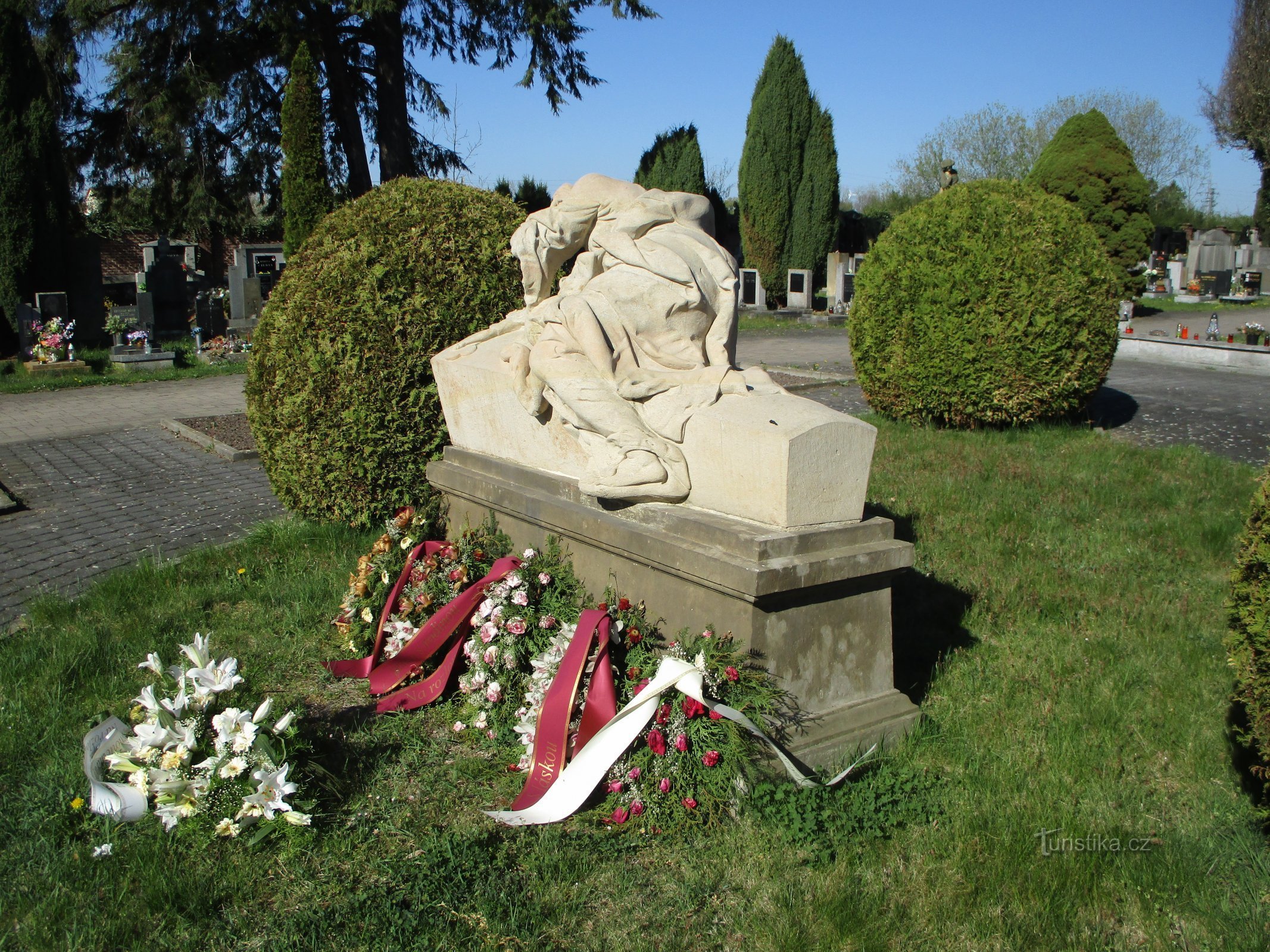 Statuia „Femei care plâng” (Jaroměř, 22.4.2020)