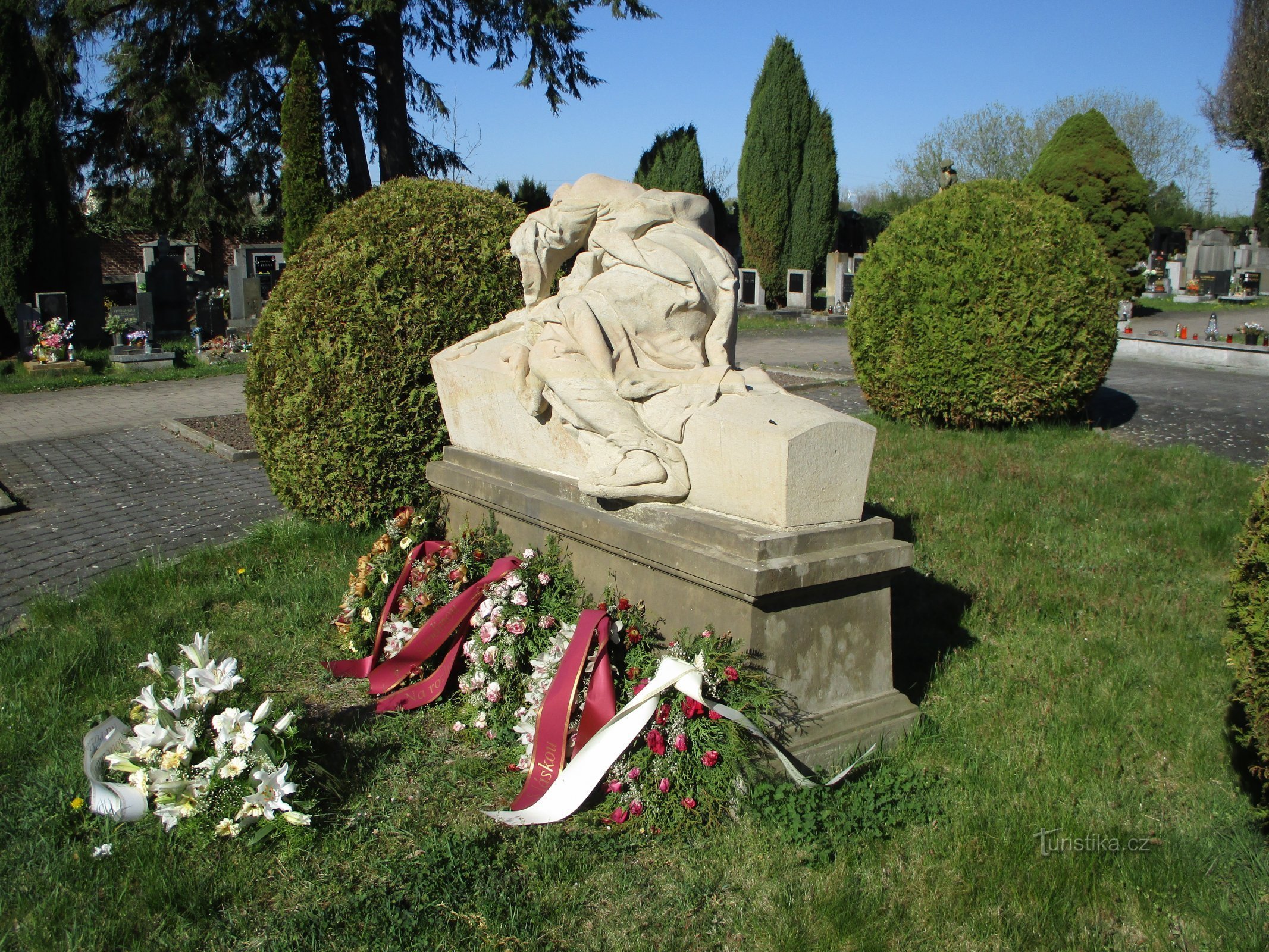 Standbeeld "Huilende vrouwen" (Jaroměř, 22.4.2020/XNUMX/XNUMX)