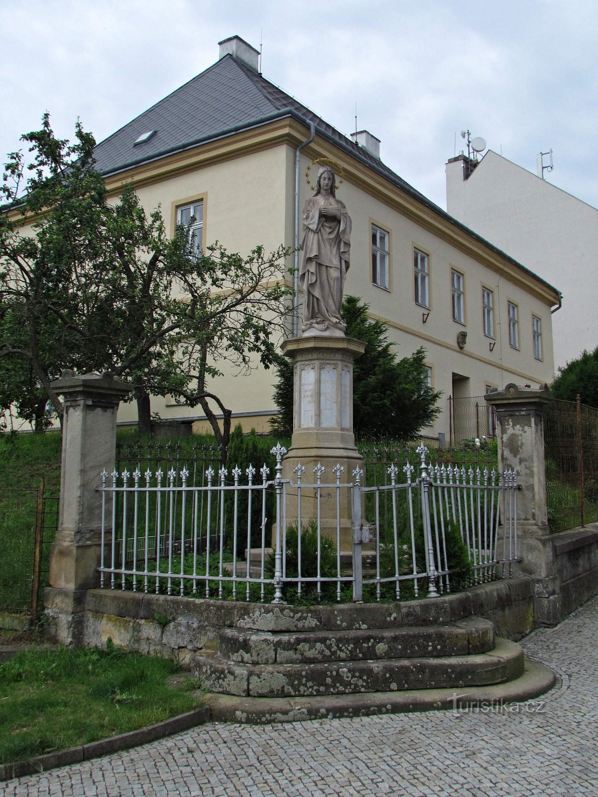 estatua bajo la casa parroquial