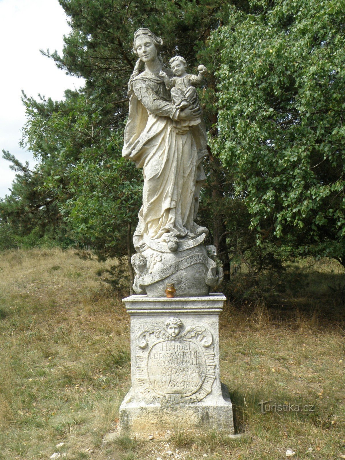 statue sous la montagne de la vache