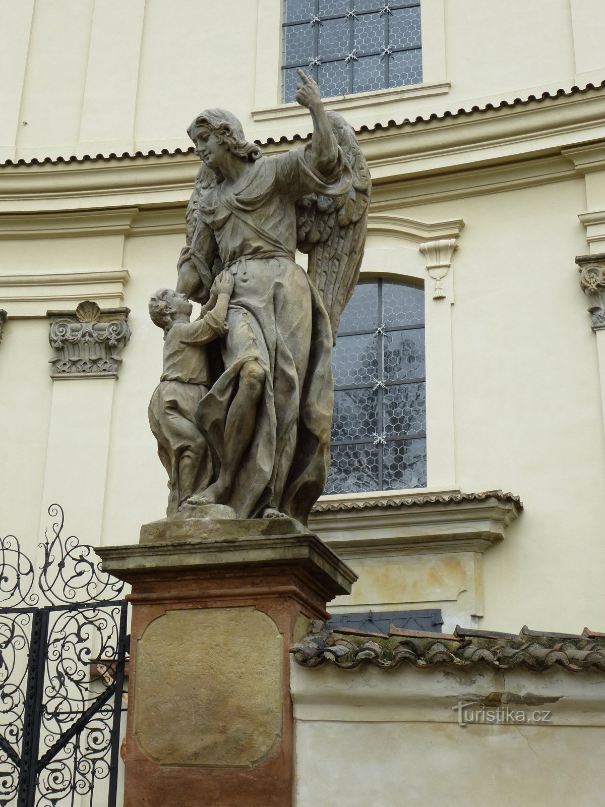 άγαλμα μπροστά από την εκκλησία του Αγ. Ιωάννης ο Βαπτιστής