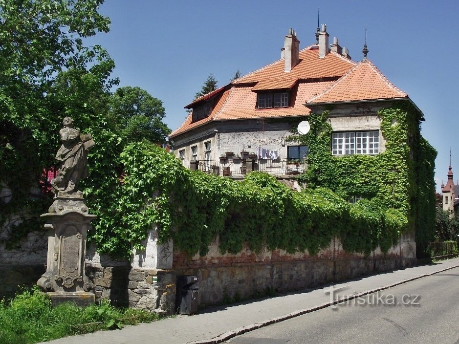 statua davanti al muro del giardino della villa di Oberleithner