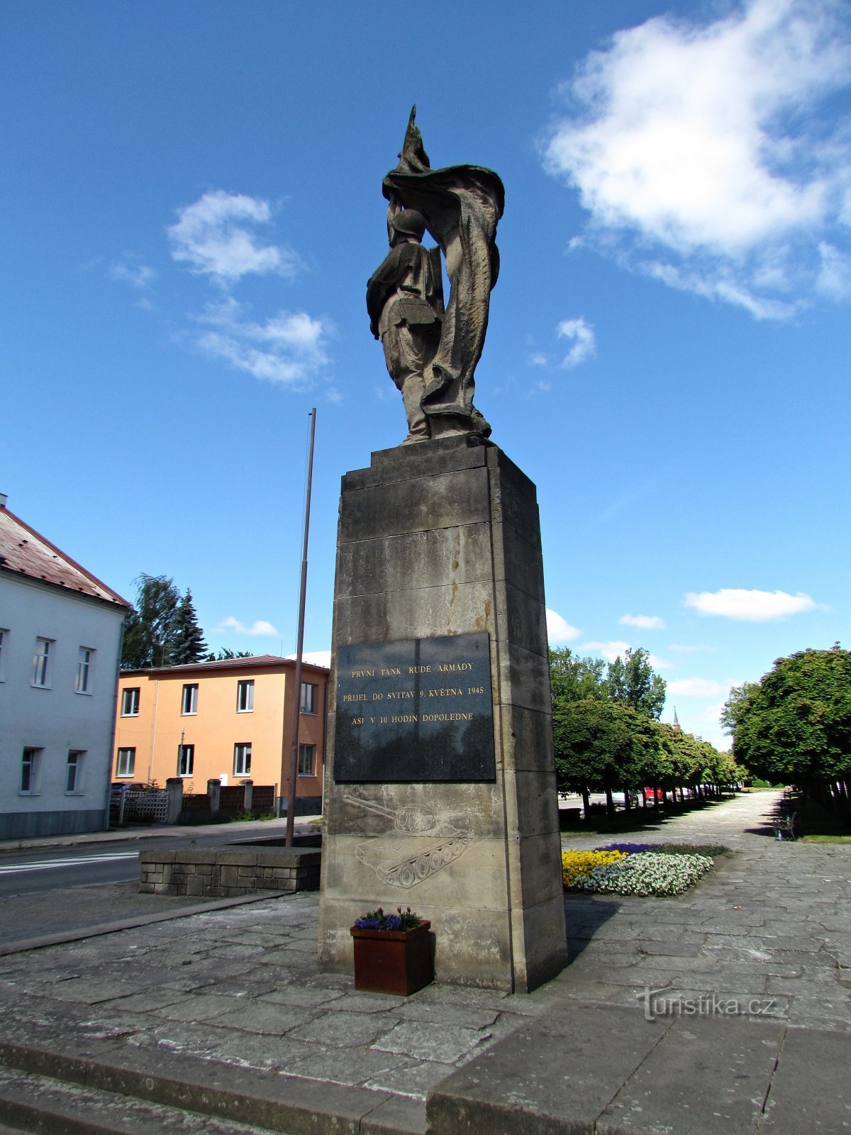 estátua de um homem do Exército Vermelho