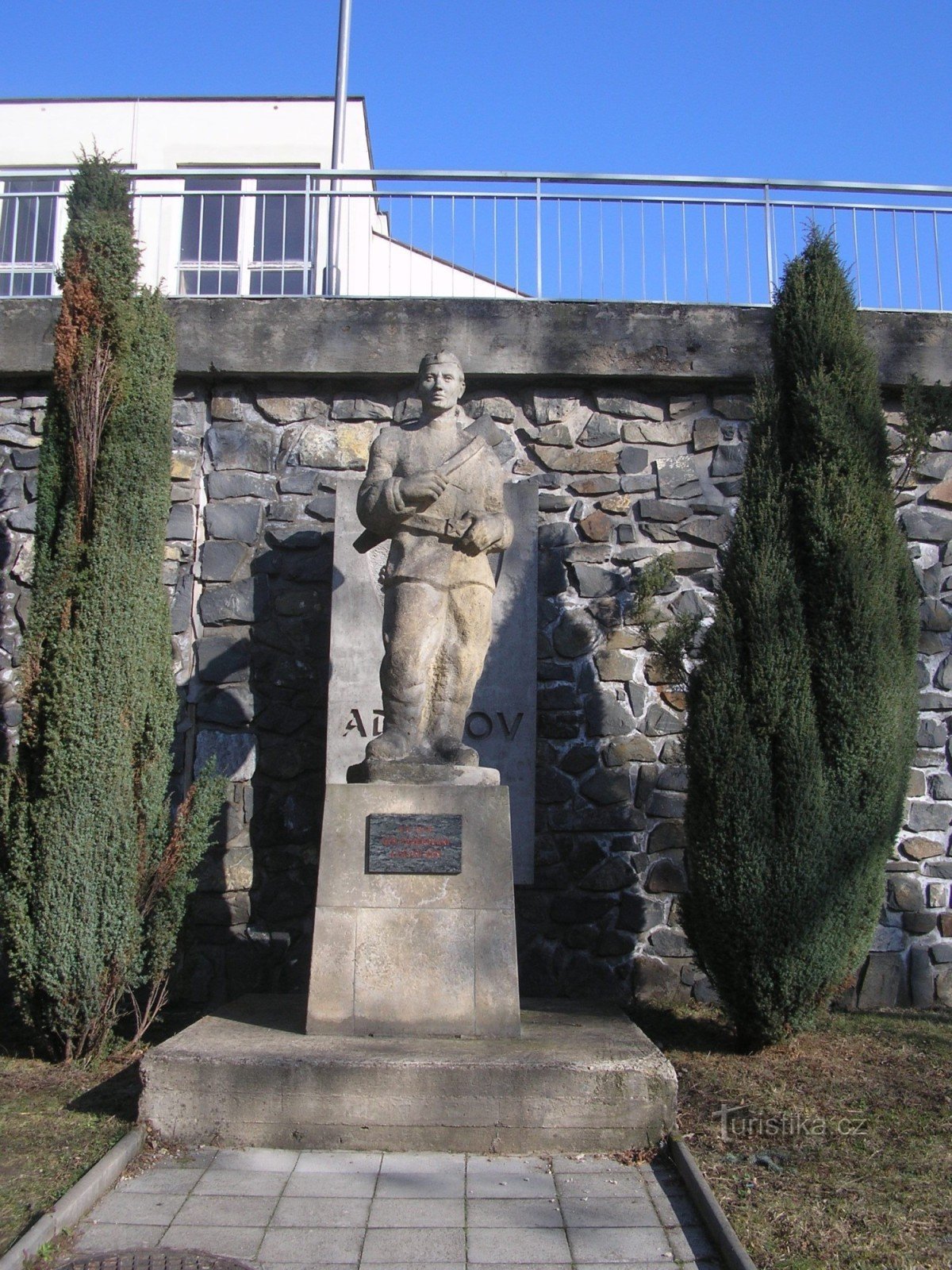 Statue af en mand fra den røde hær (Adamov)