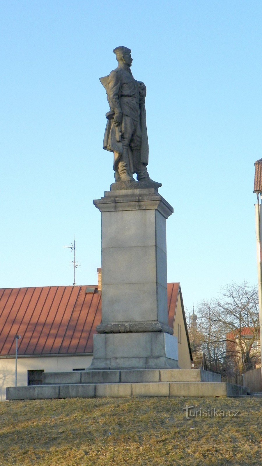 La estatua de un soldado del Ejército Rojo - el monumento a la liberación