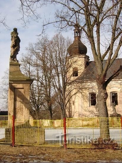 Statue, Teich und Kirche
