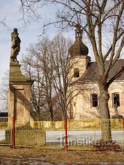 Estatua, estanque e iglesia.