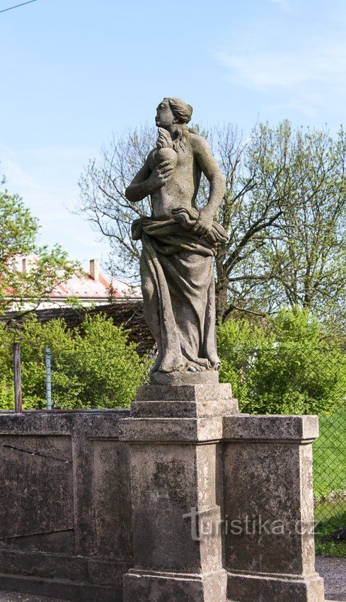 Een standbeeld met een fakkel - een symbool van vuur