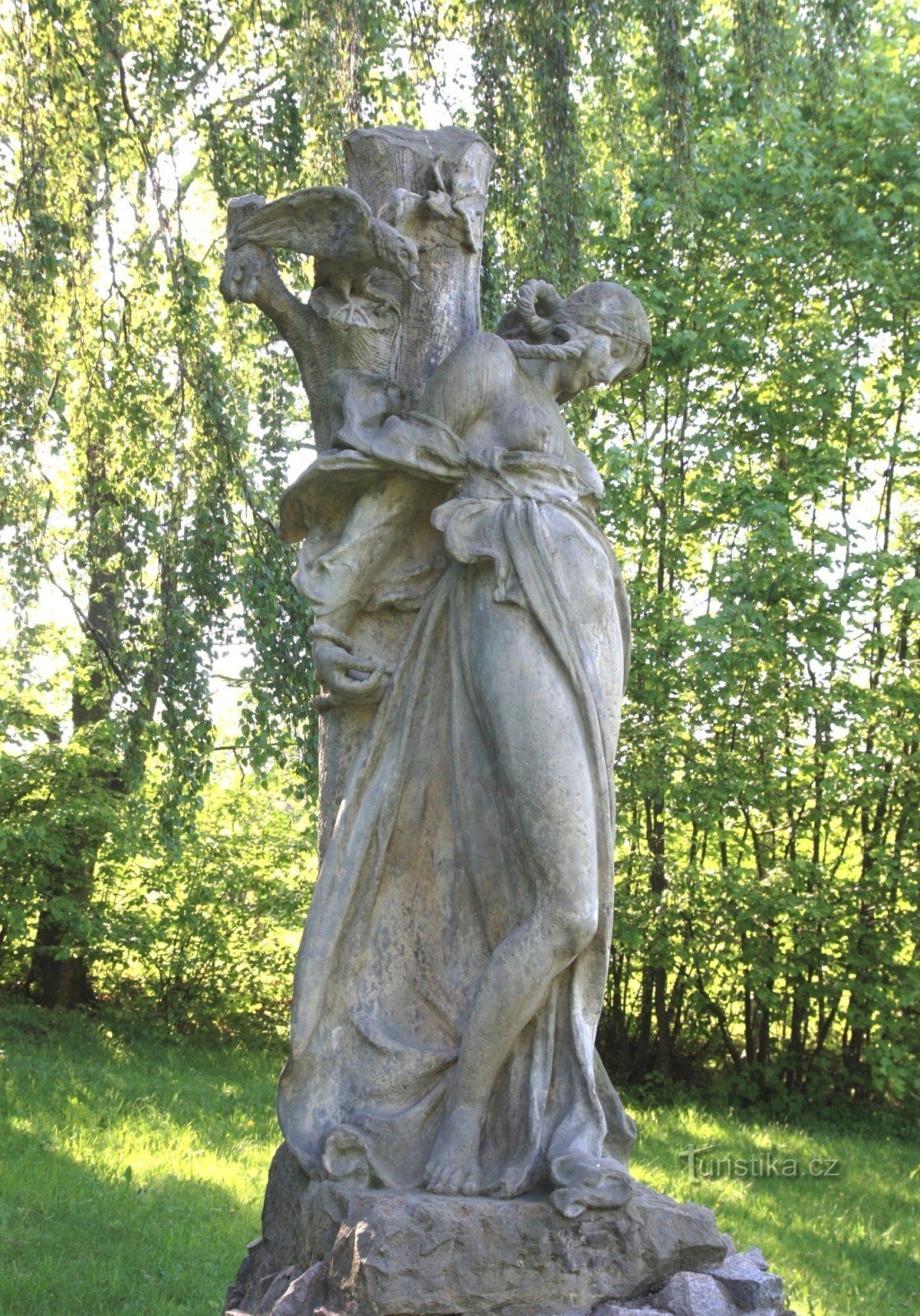 A estátua de Šárka no parque Javorka
