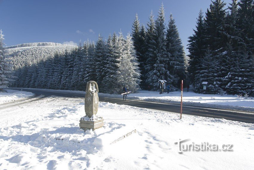 Estátua de duende e placa de início