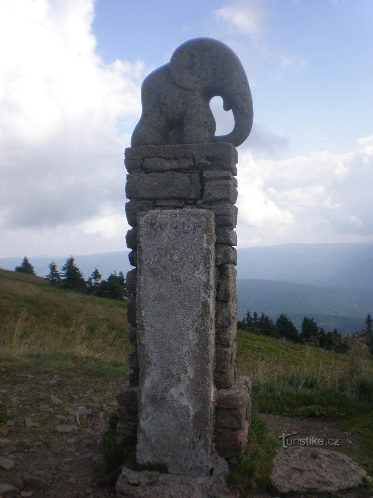 estatua de un elefante bebé