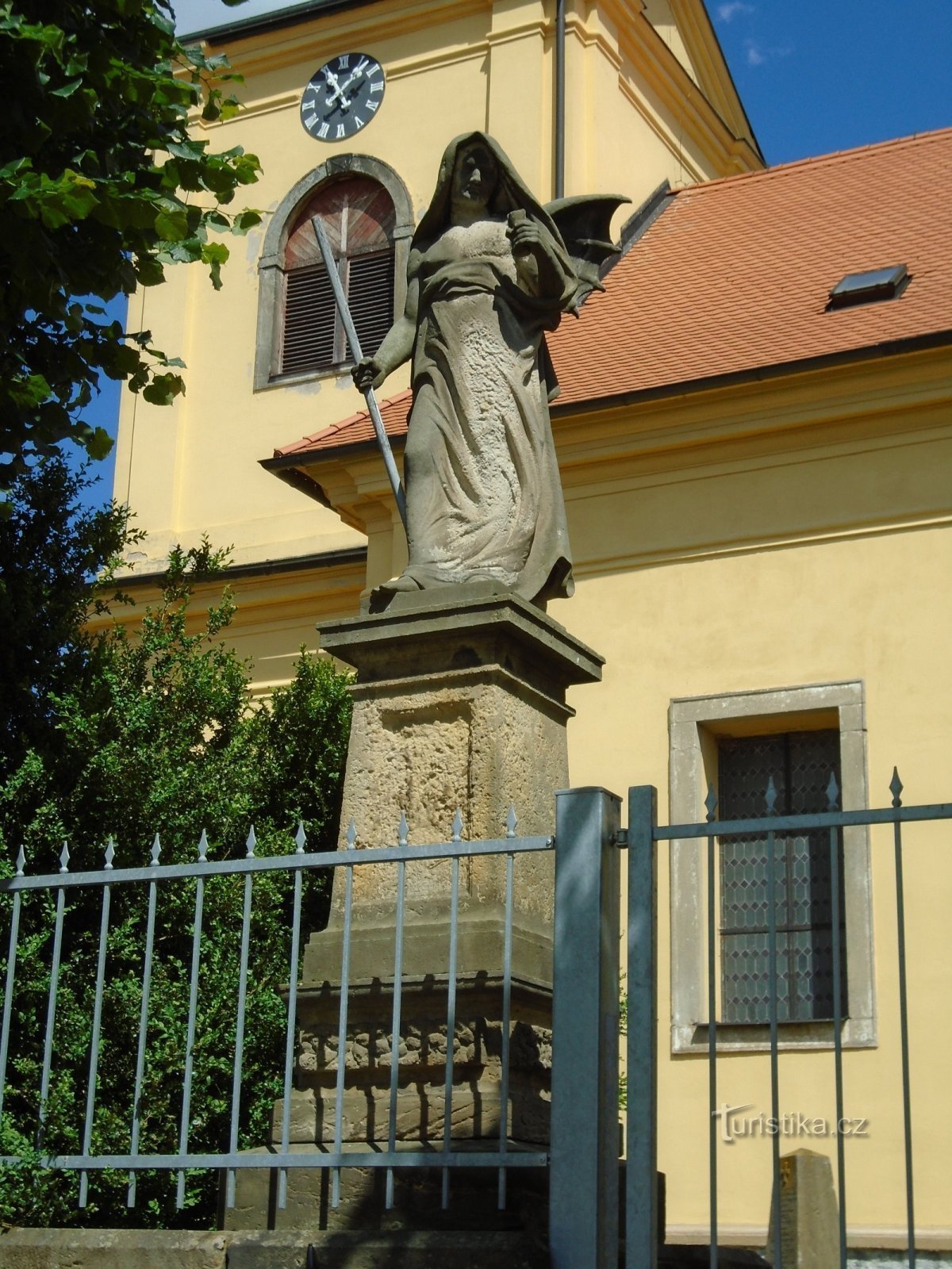 Statue de la Mort à l'entrée du cimetière (Probluz)