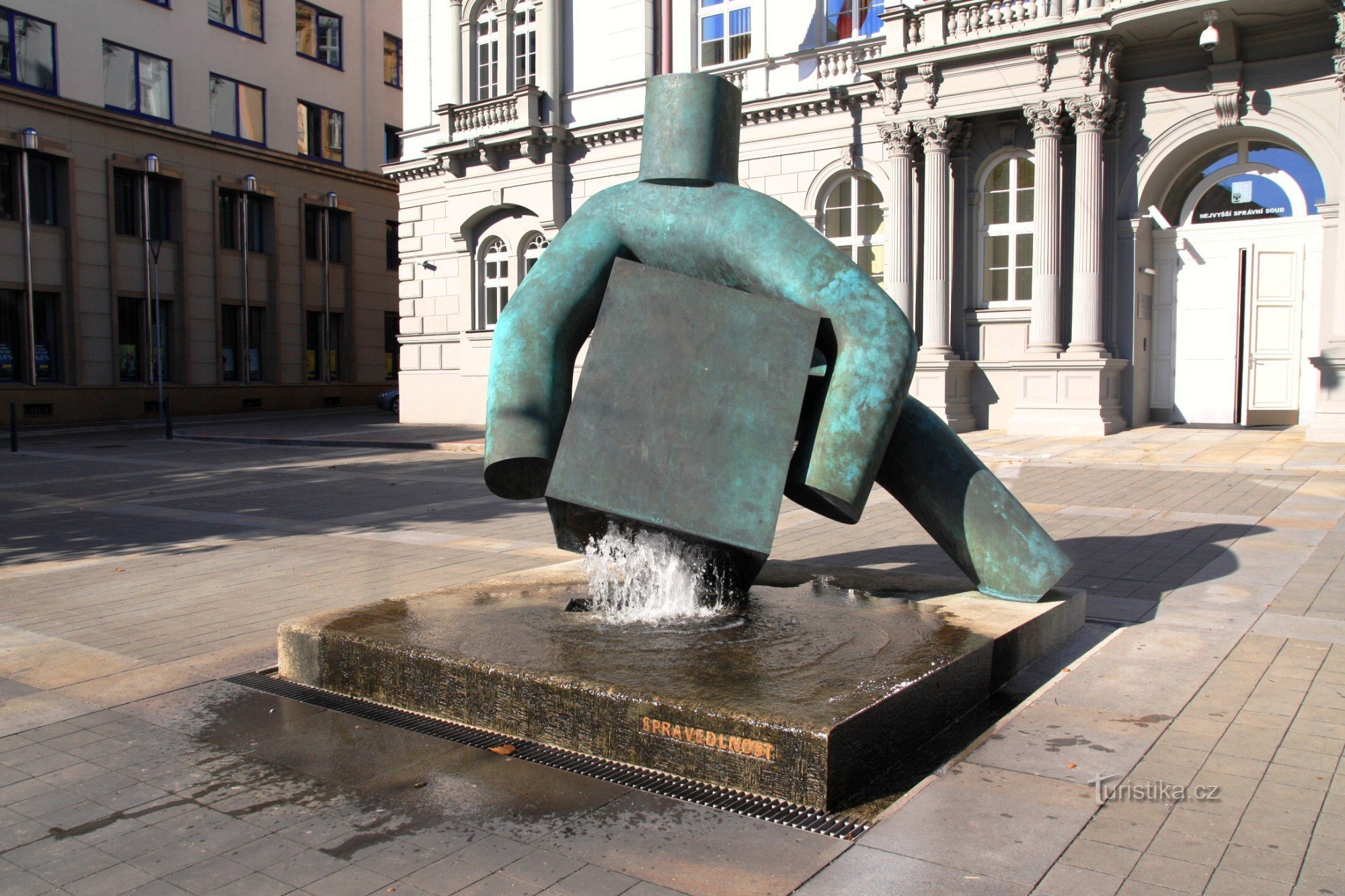 Statue der Justiz vor dem Obersten Verwaltungsgericht