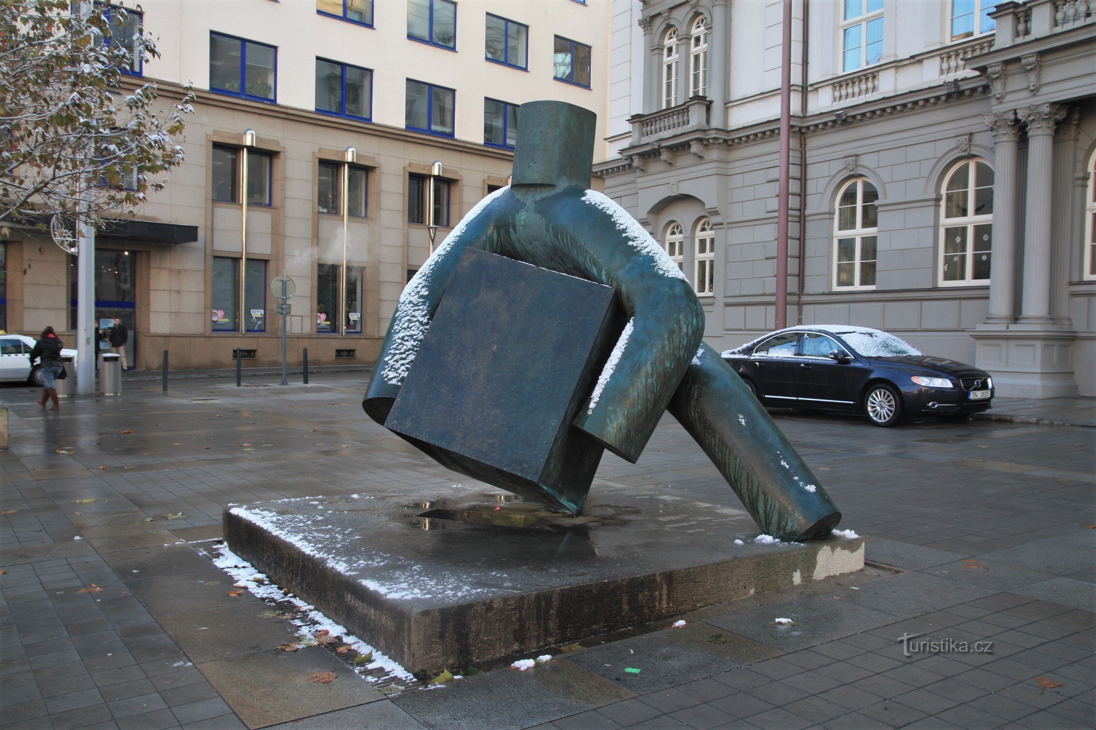 Statue der Gerechtigkeit im Winter