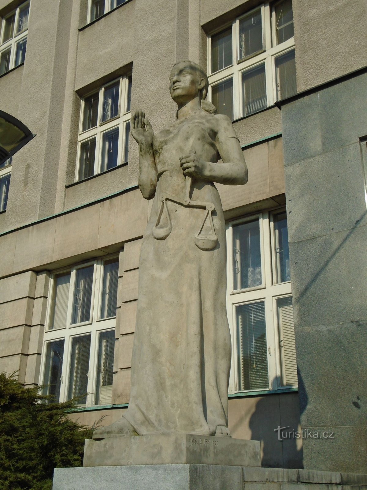 Statua Sprawiedliwości przy wejściu do sądu okręgowego (Hradec Králové, 1.4.2018 kwietnia XNUMX)