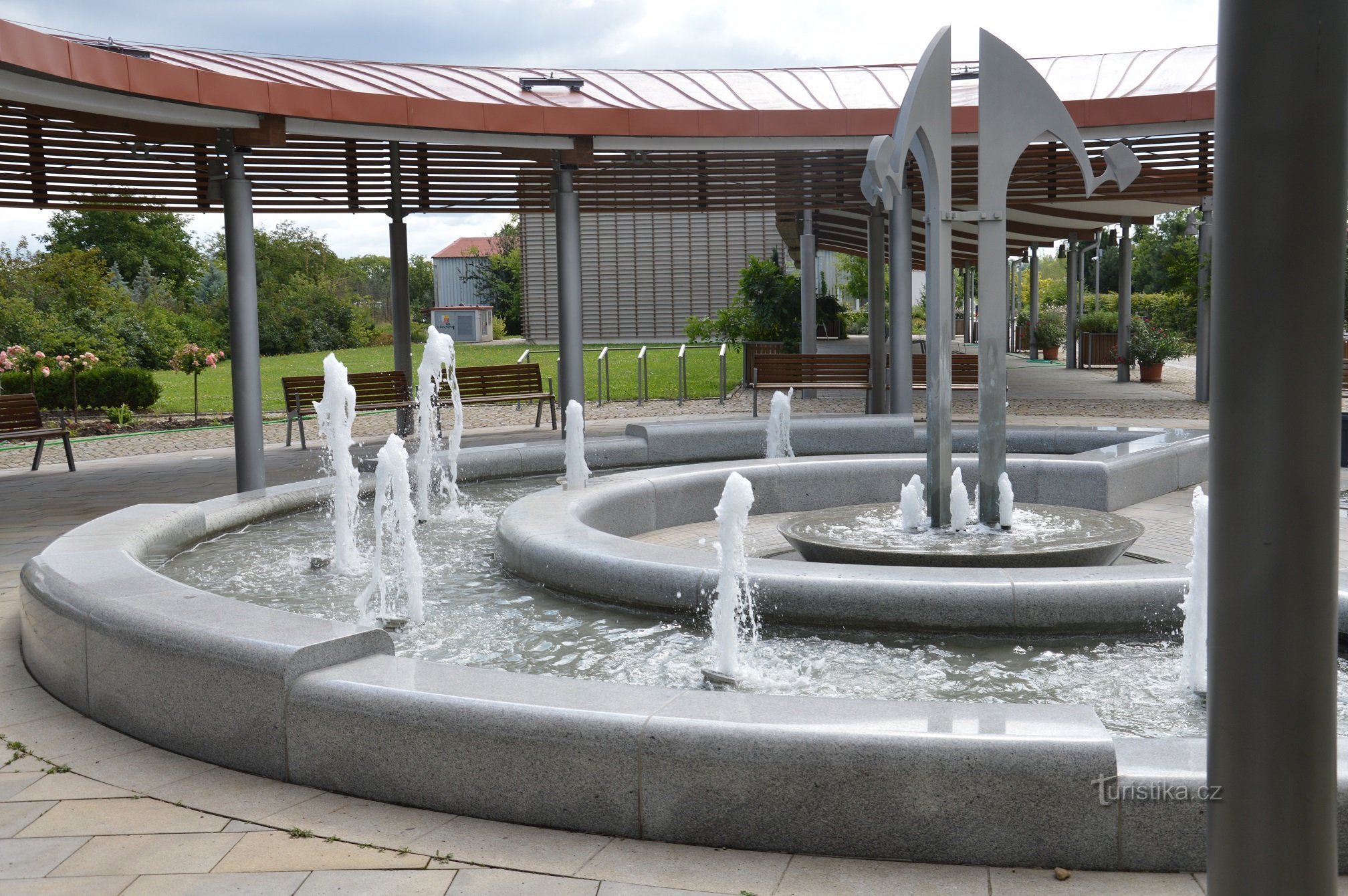 Standbeeld van de Wachters met waterfonteinen in het midden van de zuilengalerij