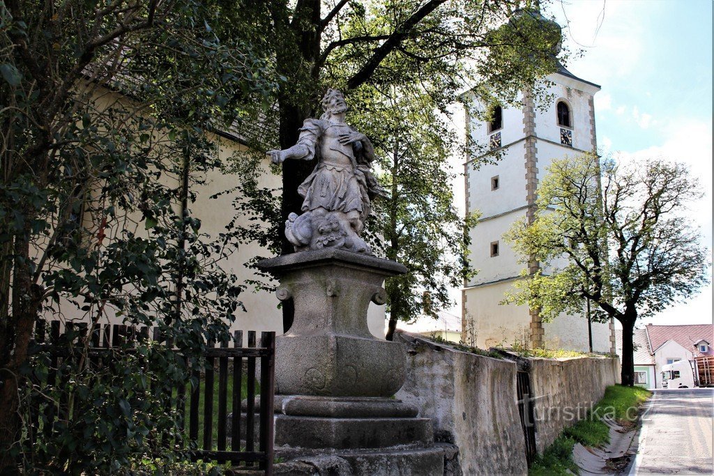 Socha sv. Donáta, pohled z ulice