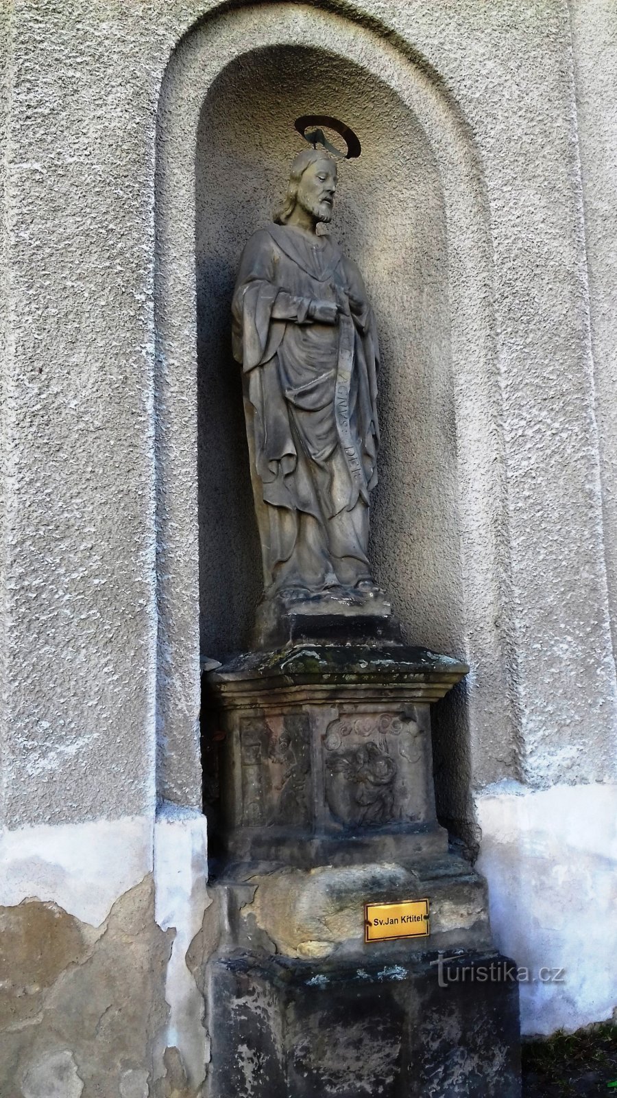 statue de St. Jean-Baptiste dans la niche