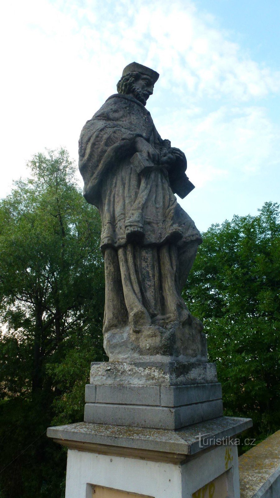 a estátua de São João de Nepomuk foi transferida para a ponte da ponte sobre a unidade do moinho em