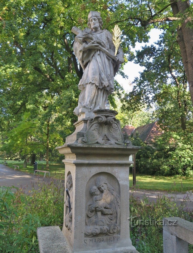 bức tượng của St. John of Nepomuck - góc nhìn chung
