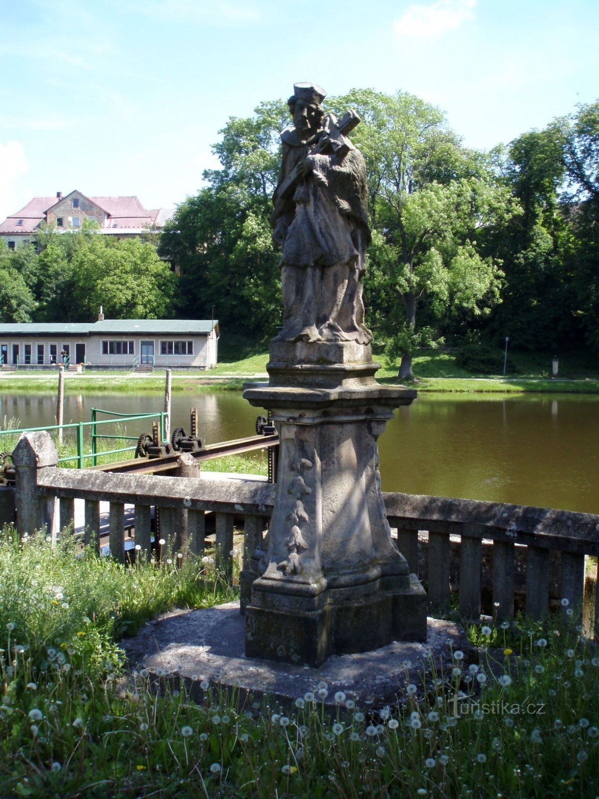 Pyhän patsas Jan Nepomucký (Chvalkovice, 20.5.2009)