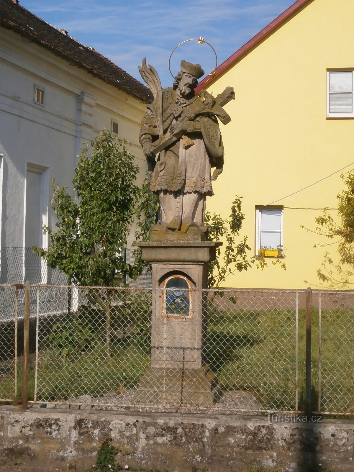 Pyhän patsas Johannes Nepomuckista, jota seurasi aiemmin alkuperäinen kellotapuli (Černožice