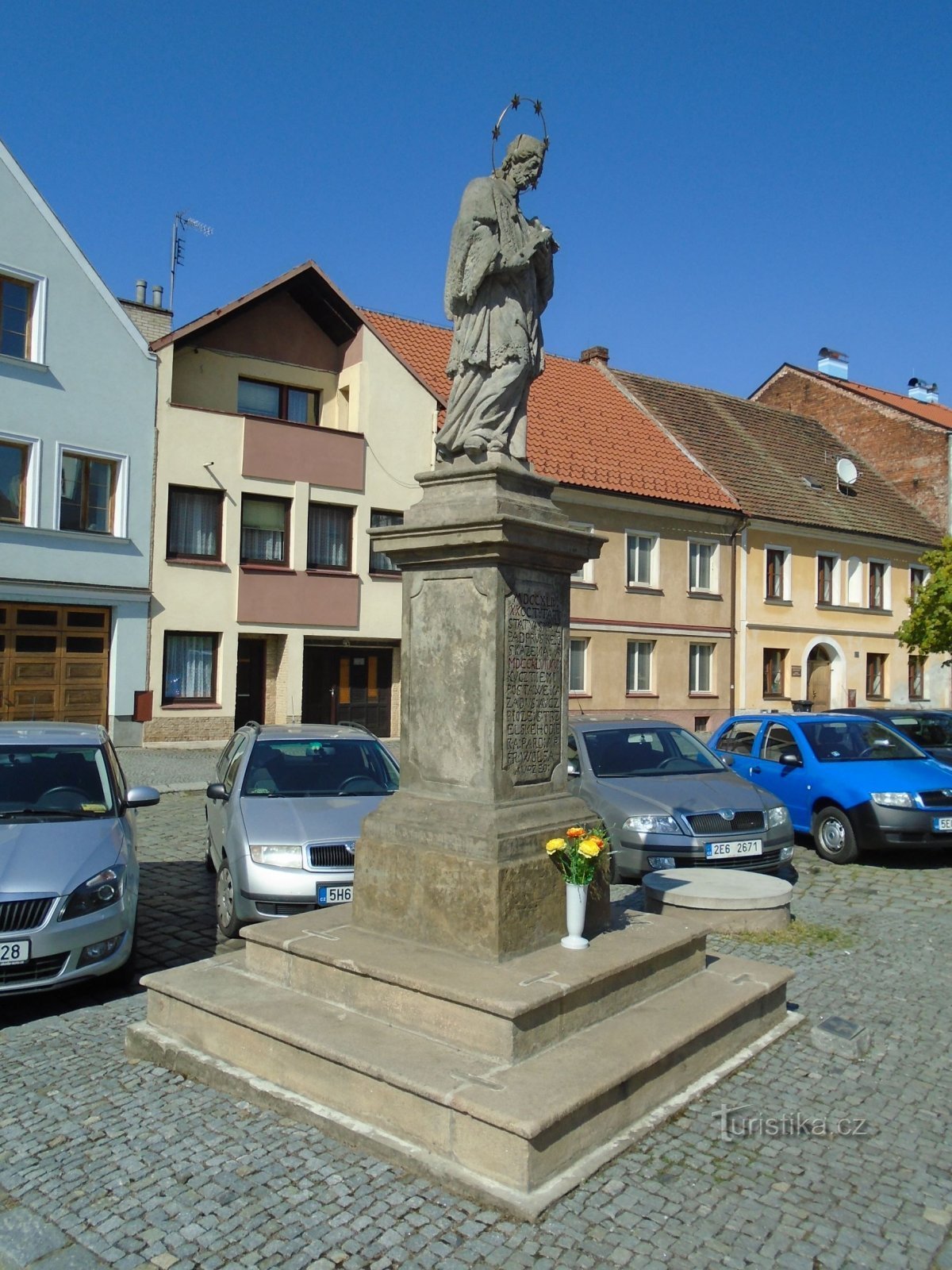 聖の像Bělobranské náměstí の Nepomuck のヨハネ (パルドゥビツェ、18.4.2018 年 XNUMX 月 XNUMX 日)