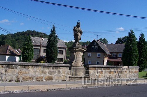 Standbeeld van St. John van Nepomuk op de brug in Kunratice