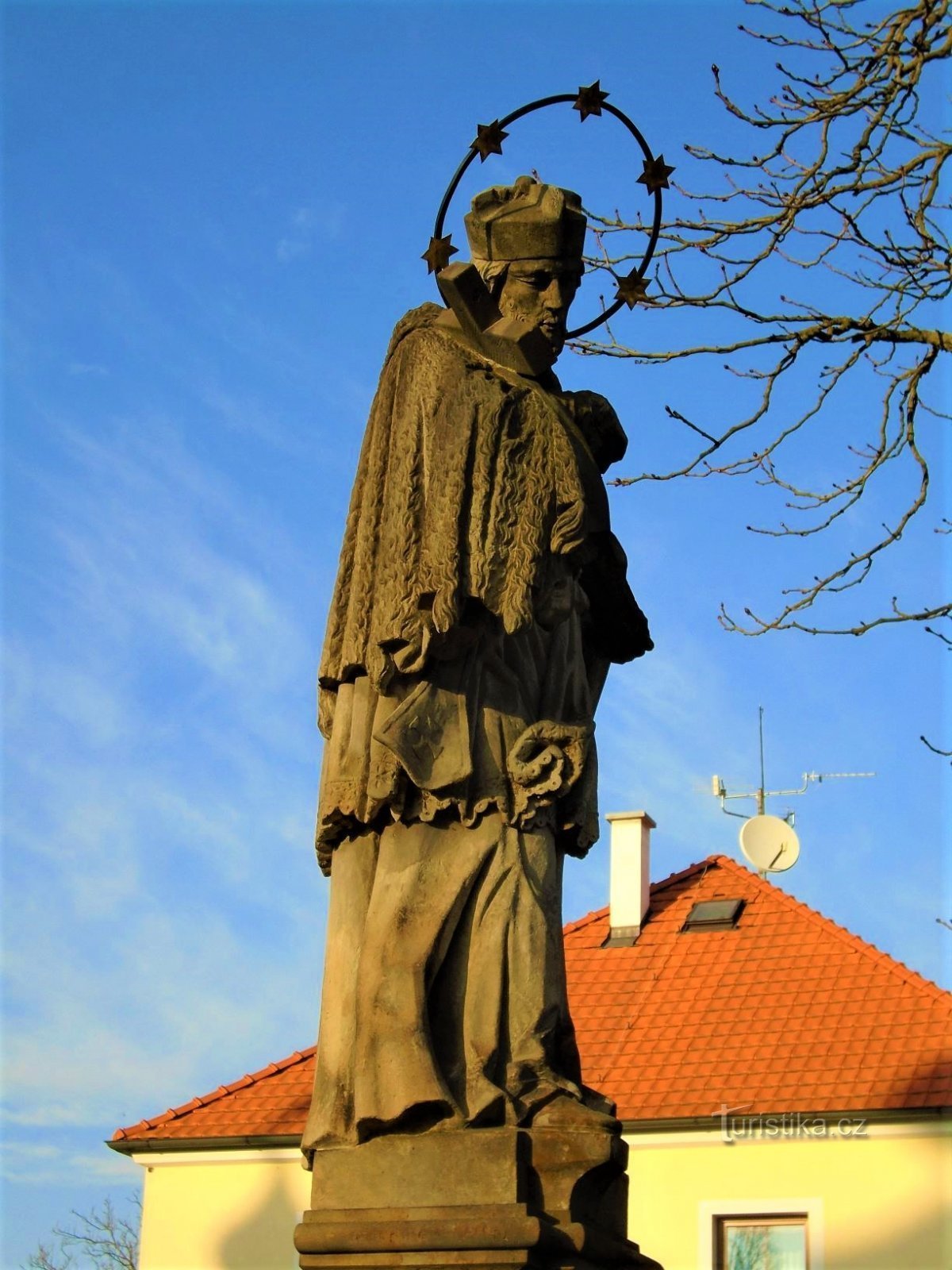 Pyhän patsas Johannes Nepomuck Pouchovissa (Hradec Králové, 13.2.2018)