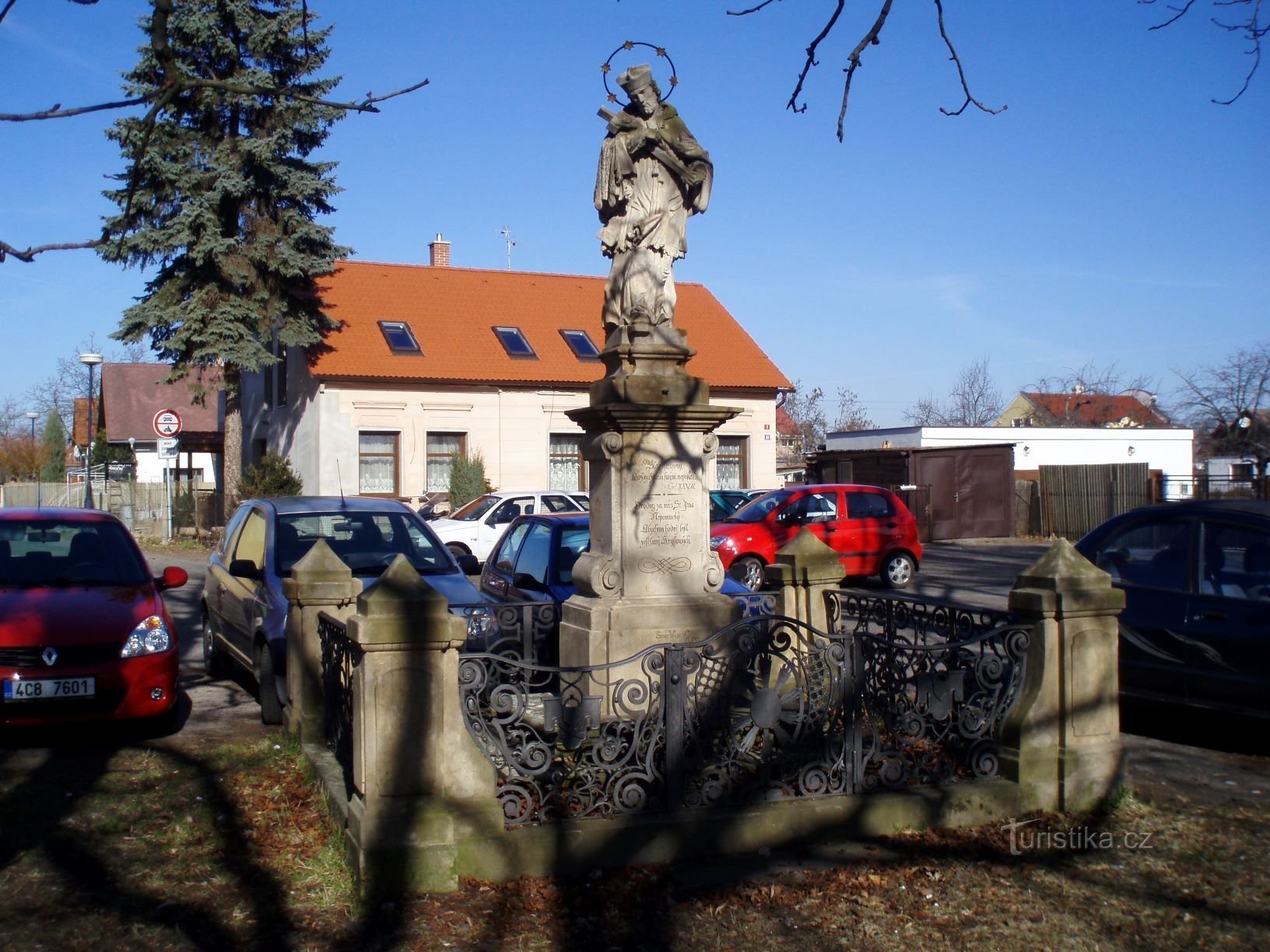 Pyhän patsas Johannes Nepomuck Pouchovissa (Hradec Králové, 24.3.2011)