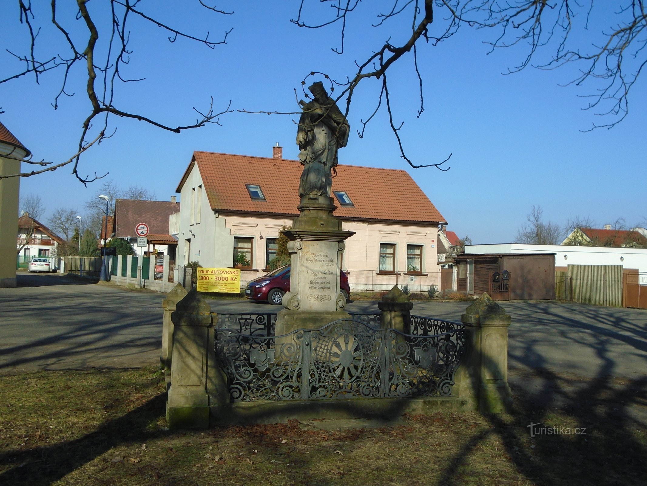Pyhän patsas Johannes Nepomuckista Pouchovissa (Hradec Králové)