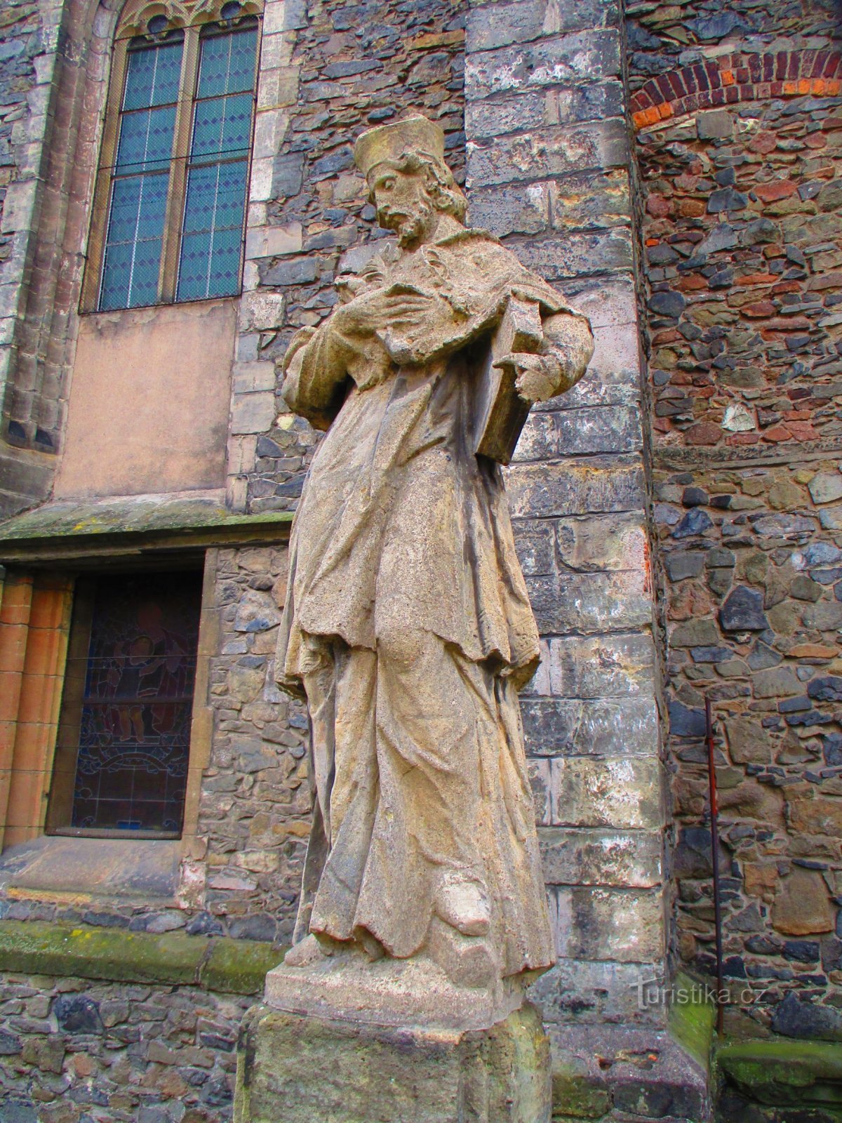 Staty av St. Johannes av Nepomuck ovanför Městská strúho (Pardubice, 12.1.2022)